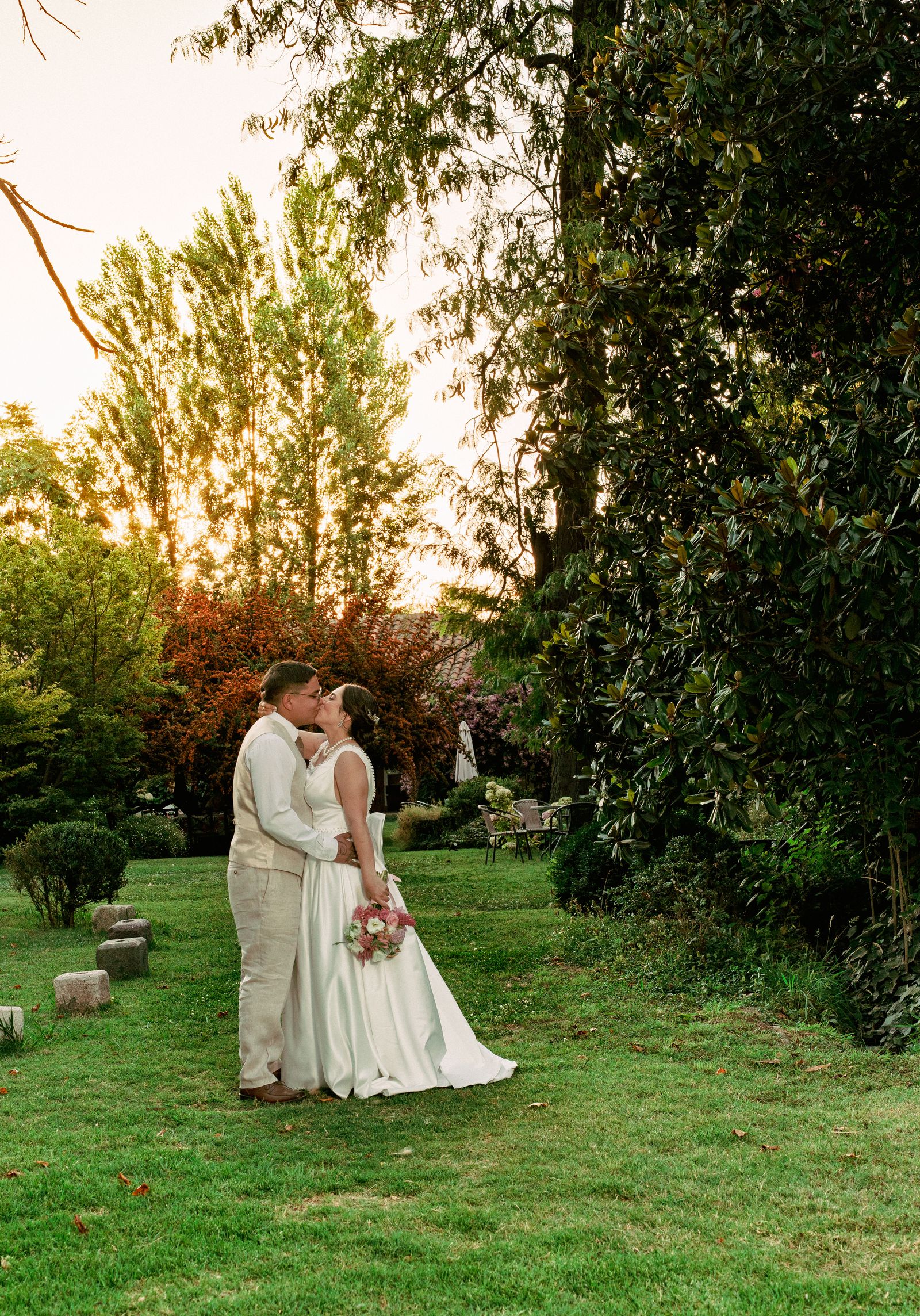 Los novios caminando por un campo al atardecer