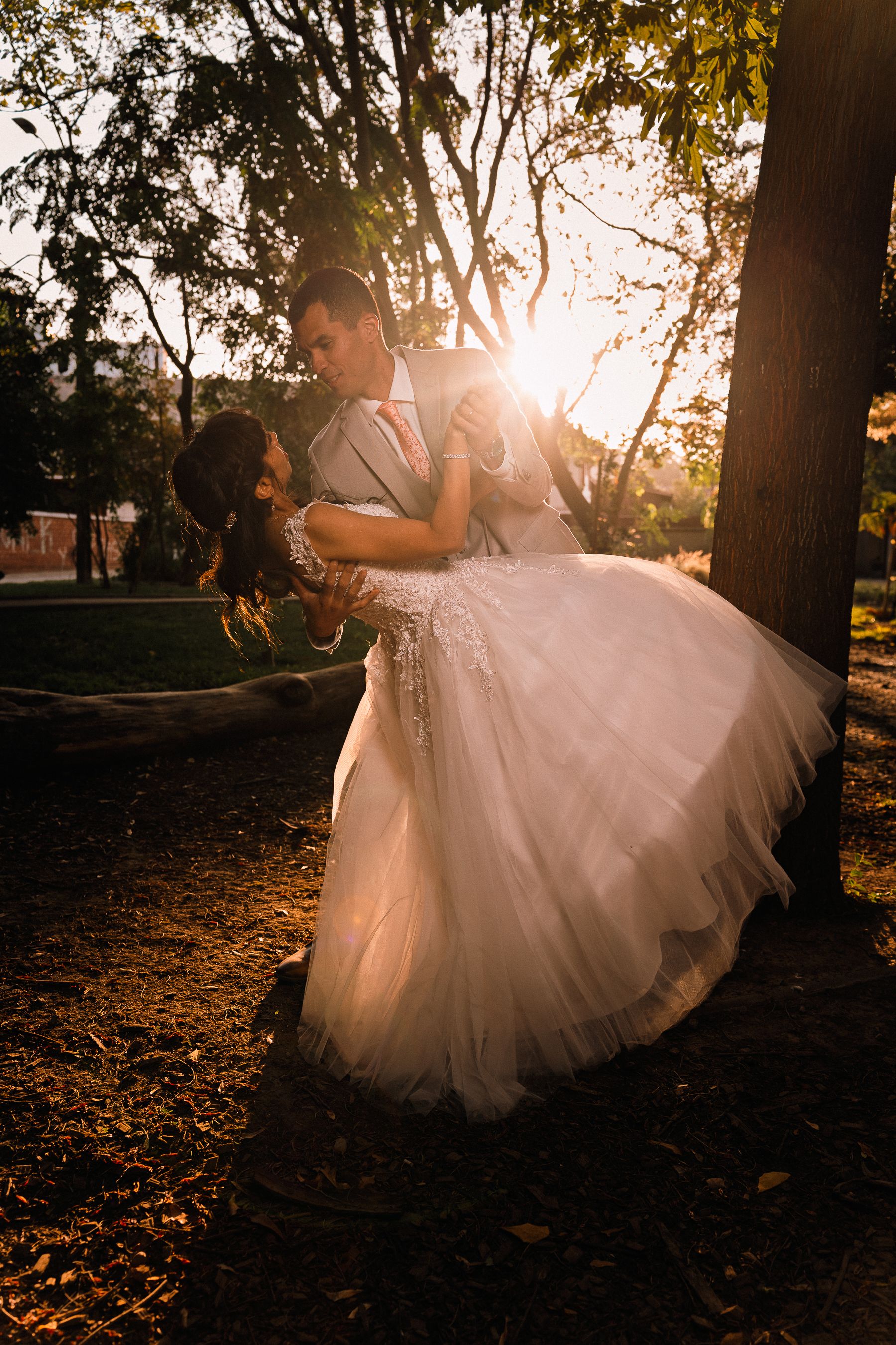Novia girando su vestido a contraluz del atardecer, fotografiada por Galactic Studios en Rancagua