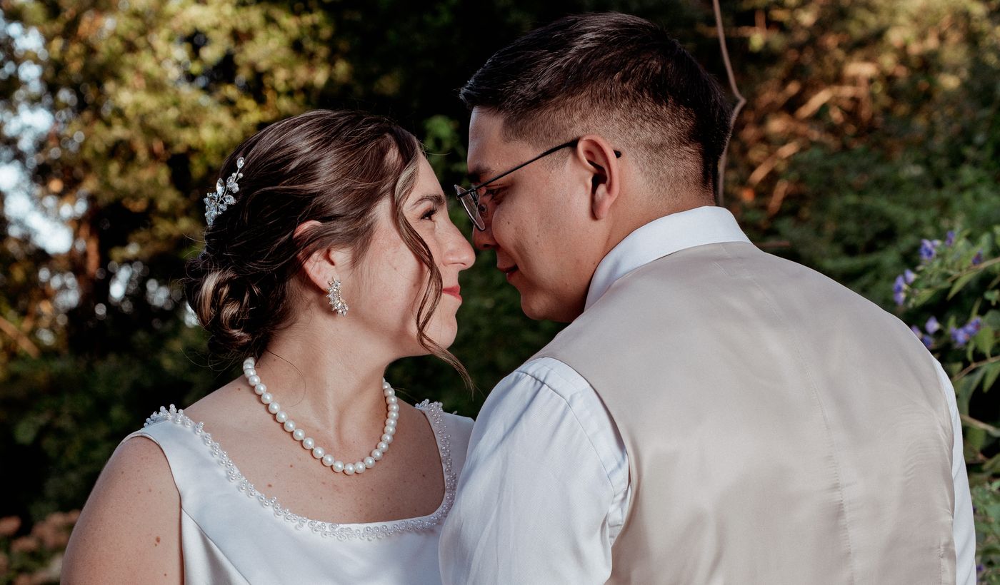 Retrato cercano de los novios frente a frente