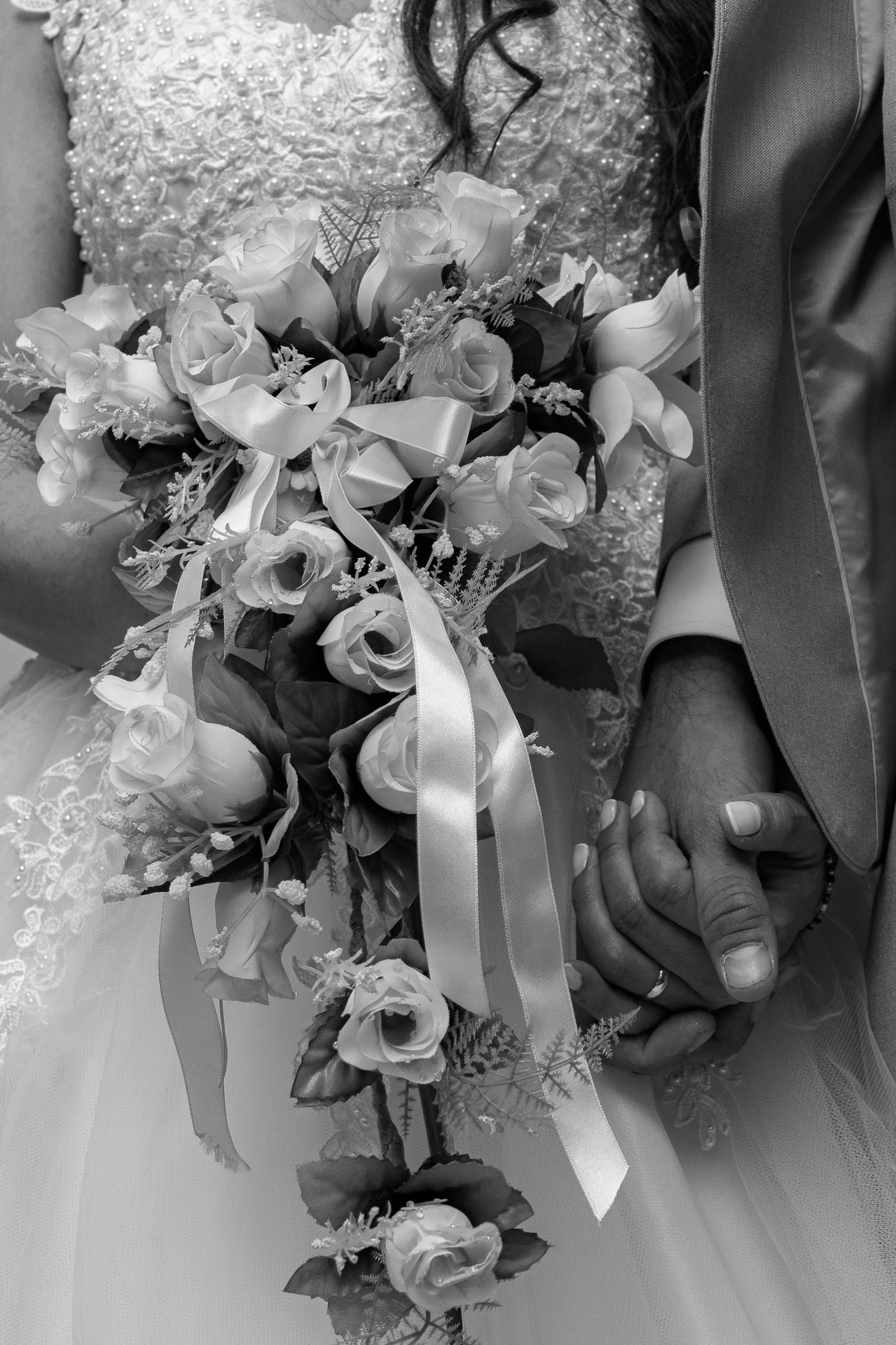 Detalle del ramo de novia en blanco y negro
