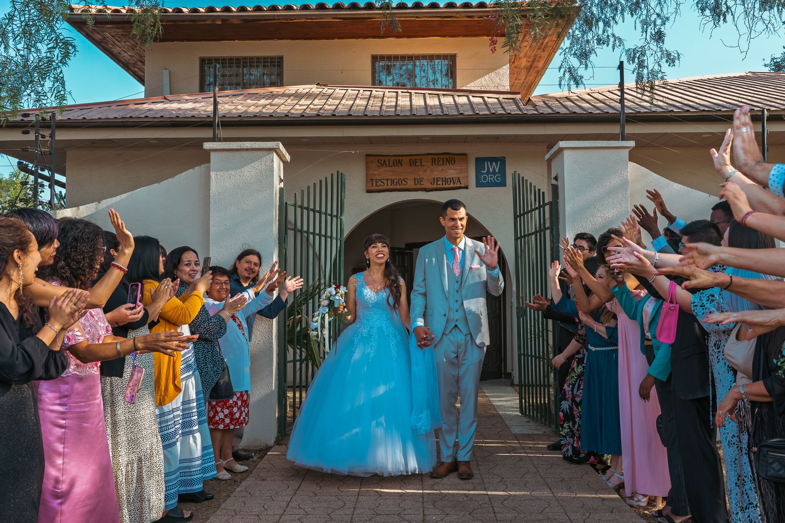 Los invitados aplaudiendo la salida de los novios de la ceremonia