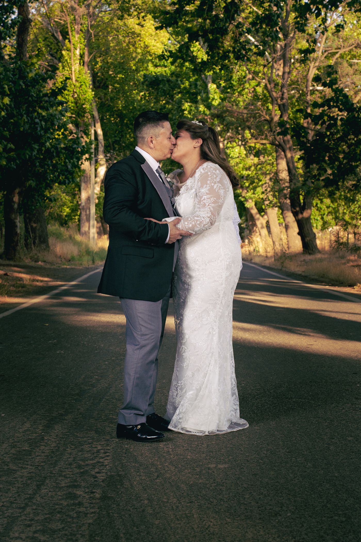 Silueta de los novios abrazados contra el cielo del atardecer