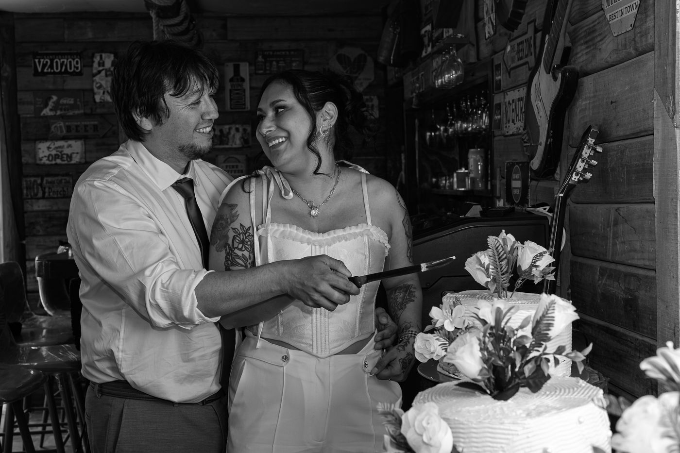 Los novios cortando la torta, fotografía en blanco y negro