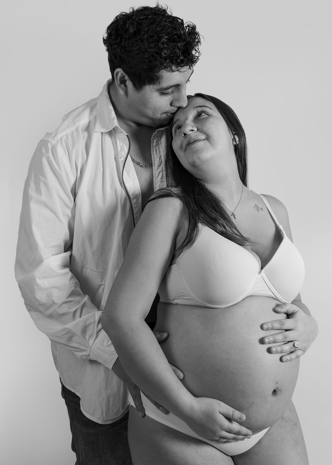 Pareja esperando un bebé, retratada en blanco y negro