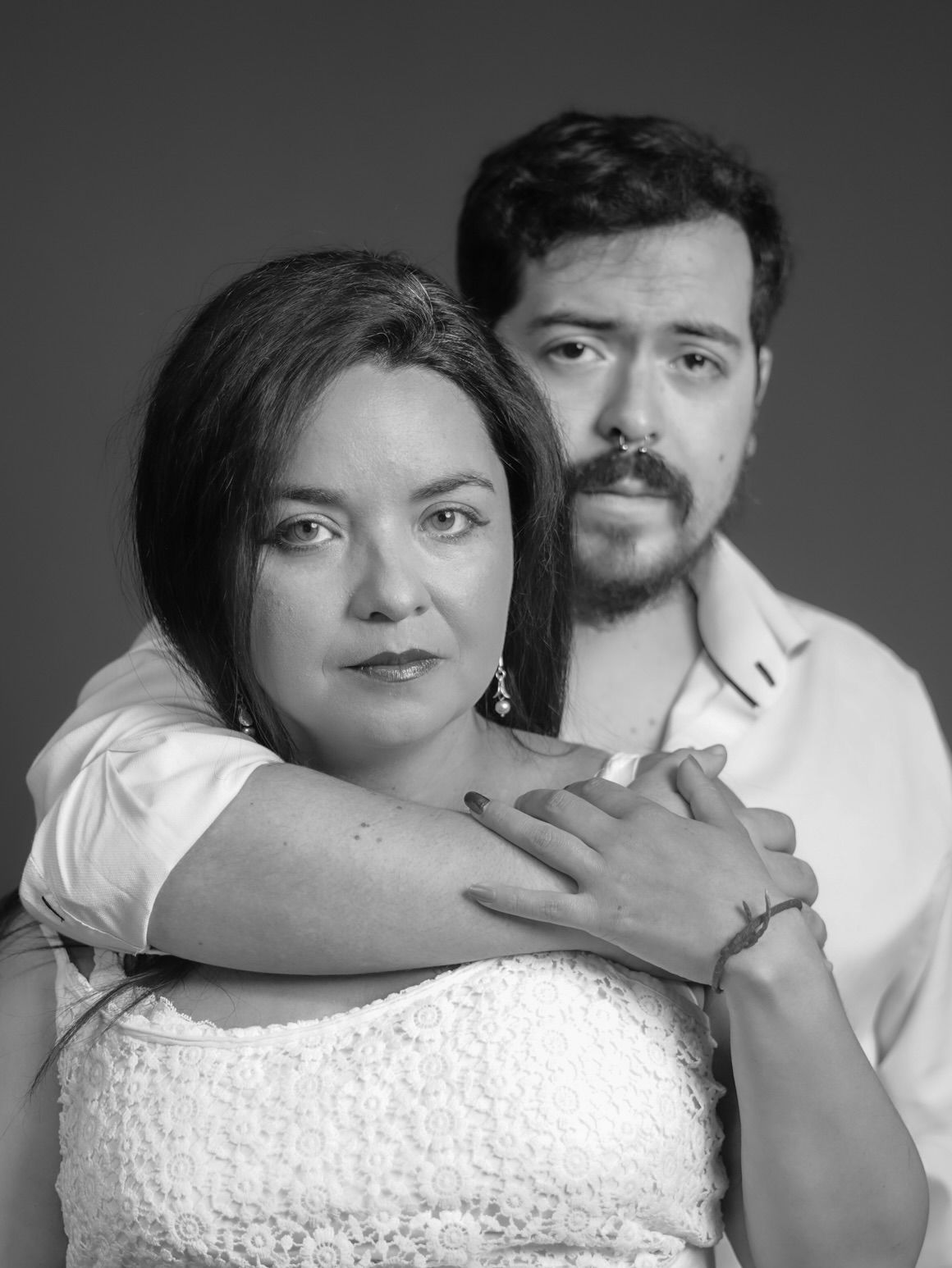 Alexander y Leslie, fundadores de Galactic Studios, retratados en blanco y negro