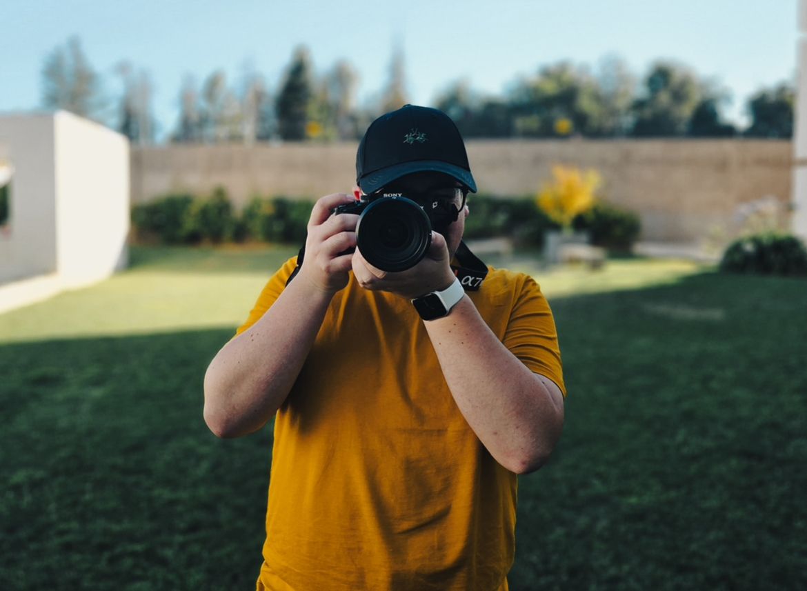 Fotógrafo de Galactic Studios trabajando en terreno con su cámara
