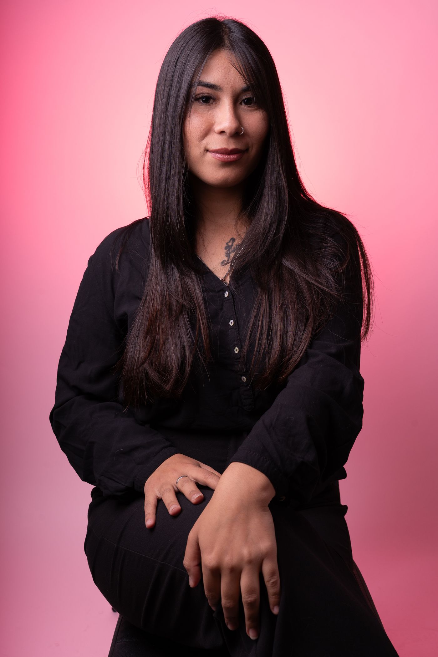 Retrato de estudio de una mujer sobre fondo rosado