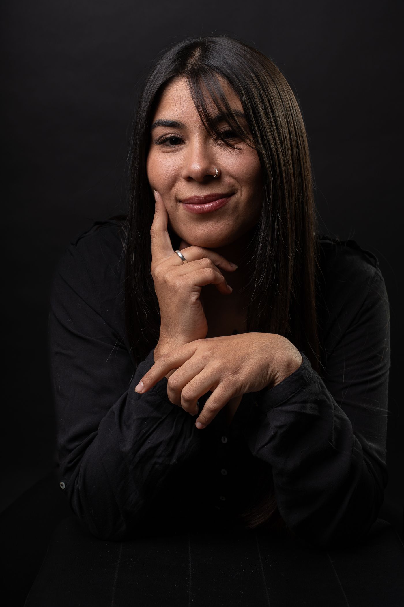 Retrato de estudio de una mujer sobre fondo oscuro con luz lateral