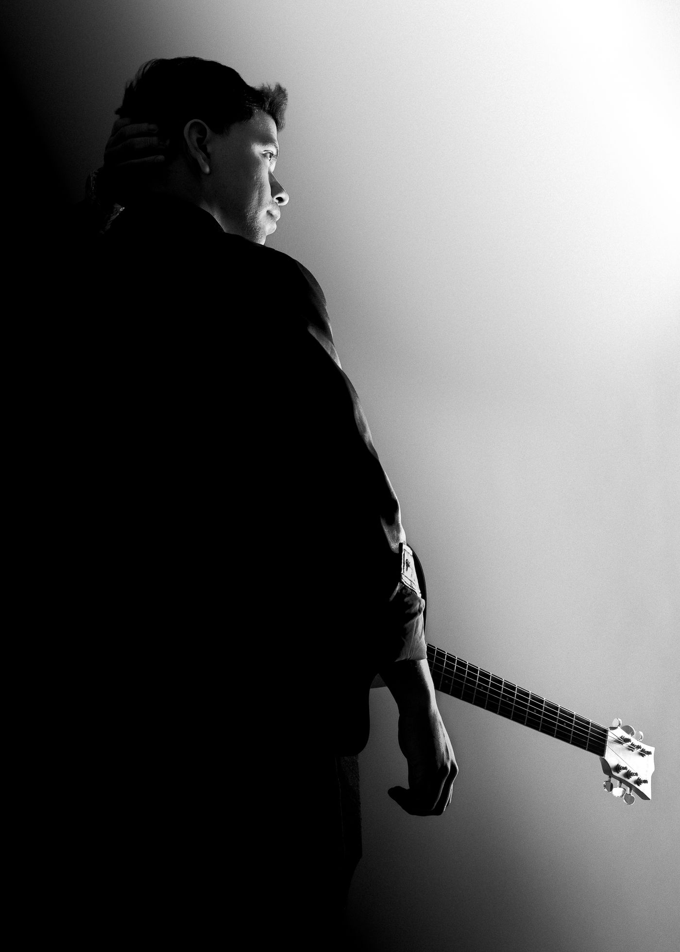 Silueta de un guitarrista contra un fondo iluminado